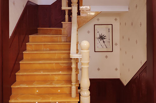 驿城中式别墅室内汉白玉石楼梯的定制安装装饰效果